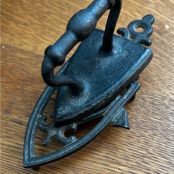 Vintage miniature sad iron w/trivet collectible - Picture 2 of 2